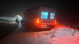 Karamanda sağlık ekibi kar yağışı ve tipiye rağmen diyaliz hastası kadını hastaneye ulaştırdı