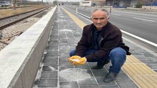 Karayolunun kenarında beyaz örtü oluşturan tırlardan dökülen gübreler, fırçalarla toplanarak bahçelerde değerlendiriliyor