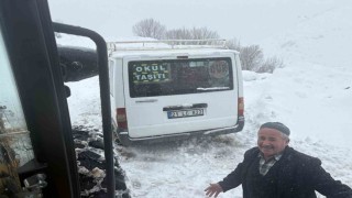 Karda mahsur kalan öğrencilerin minibüsü kurtarıldı