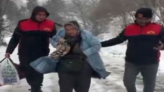 Karda Mahsur Kalan Yaşlı Kadın İtfaiye Tarafından Kurtarıldı