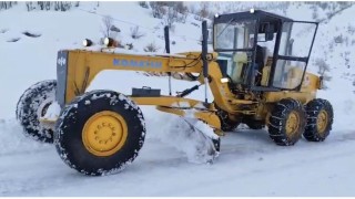Karda mahsur kalanlar ekipler tarafından kurtarıldı