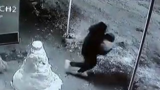 Kardan adamın kafasını çaldılar, o anlar kamerada
