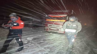 Kardan dolayı mahsur kalanlara kumanya desteği