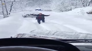 Kardan kapanan köy yolu açılınca oynadı