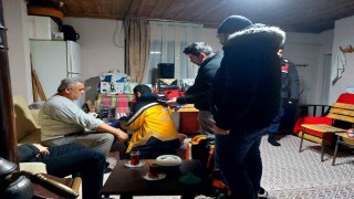 Kardan yolu kapanan köydeki yaralıya ulaşmak için zamanla yarıştılar