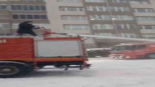 Karla kapanan yollar deniz suyuyla açılıyor
