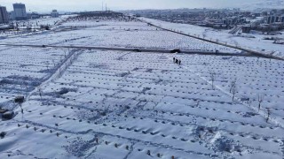 Karla kaplanan mezarda yakınlarının kabirlerini bulmakta zorlandılar