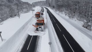 Karla kaplı Bolu Dağında ‘Kar kaplanları böyle yolu açtı