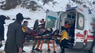 Karla kaplı mezrada hastaya ulaşmak için zamanla yarıştılar