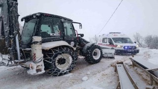 Karla kaplı yolda kalan ambulansı ekipler kurtardı