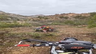 Karlı dağları cross motorlarla aşmaya çalıştılar: Zorlu yolculuk kamyonette son buldu
