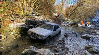 Karlı havada atletli bir adam, dere yatağında otomobilden 10 metre uzaklıkta ölü bulundu