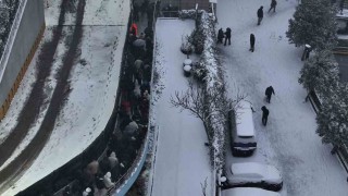 Karlı kaplı yollarda yürüyen vatandaşların karla imtihahı