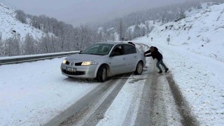 Karlı yolda birçok araç mahsur kaldı