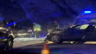 Karlı yolda kayan otomobil karşı şeritten gelen araçla çarpıştı: 6 yaralı