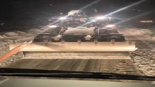 Karlı yolda mahsur kalan tır, iş makinesiyle kurtarıldı