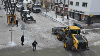 Kars Belediyesinden yoğun kar mesaisi: Caddeler temizleniyor