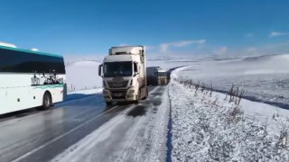 Karsta buz pisti gibi yol: Çok sayıda tır kaydı, vatandaşlar mahsur kaldı