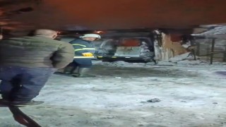 Karsta donmasın diye altında ateş yakılan araç alev topuna döndü