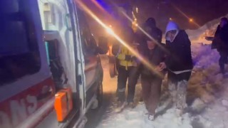 Karsta ekipler kar engelini aşarak hasta vatandaşa ulaştı