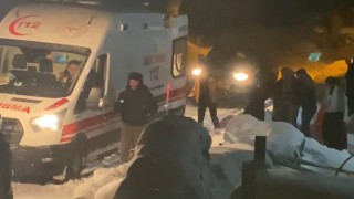Karsta hasta kadın için ekipler karlı yolları aştı