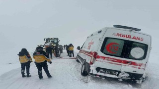 Karsta kar esareti: Karda mahsur kalan ambulansların imdadına özel idare yetişti
