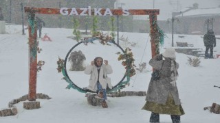 Karsta kar yağışı eğlenceye dönüştü