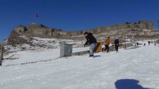 Karsta kızağını kapan kale yokuşuna koştu