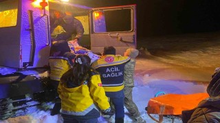 Karsta Mehmetçik paletli kar aracıyla yaşlı hastaya ulaştı