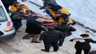Karsta okula giden öğrencinin başına buz kütlesi düştü