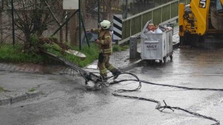 Kartalda hafriyat kamyonu elektrik tellerine takıldı: Olay ucuz atlatıldı