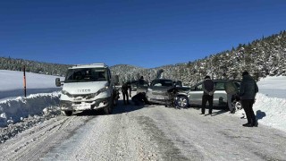 Kartalkaya yolunda 2 cip kafa kafaya çarpıştı