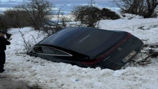 Kartalkaya yolunda lüks araç kara saplandı