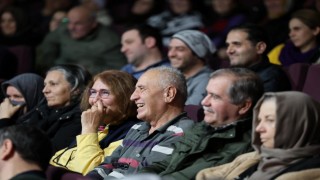 Kartepede tiyatro heyecanı: Anlat bakalım sahnede
