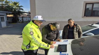 Kaskla servis aracının camını kıran motosikletlinin ehliyetine el konuldu
