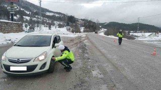 Kastamonuda jandarma ekipleri kış lastiği denetimlerini sıklaştırdı