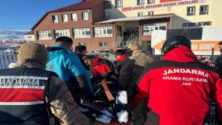 Kayak merkezinde düşerek yaralanan şahsın yardımına JAK ve UMKE yetişti