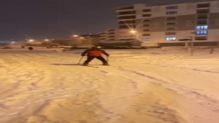 Kayak takımıyla caddede gezdi