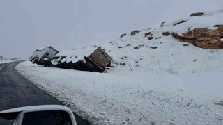 Kayganlaşan yol kaza getirdi, tır yol kenarına devrildi