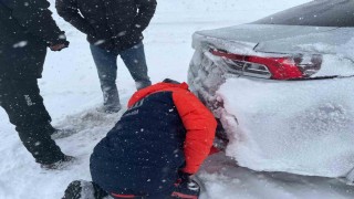 Kayseride kar yağışı sonrası mahsur kalan vatandaşlar kurtarıldı