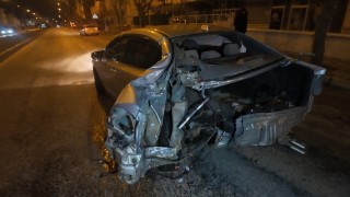 Kaza yapan otomobilin dönerek savrulduğu anlar kameraya yansıdı: 2 yaralı