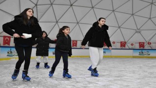 Keçiören Belediyesinden ücretsiz buz pateni hizmeti