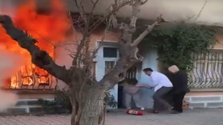 Kedisini kurtarmak için alevlerin içine daldı; komşuları güçlükle dışarı çıkardı