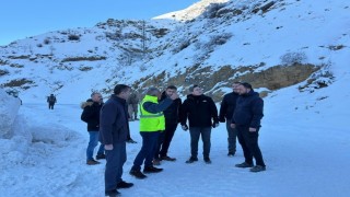 Kemaliyede grup köy yolunda çığ meydana geldi