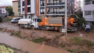 Kemalpaşada menfeze sıkışan aracı kurtarma çalışmaları sürüyor