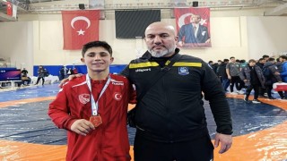 Kendinden iki yaş büyüklerle mücadele edip zirveye çıktı