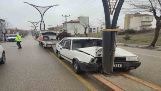 Keşanda aydınlatma direğine çarpan otomobildeki 2 kişi yaralandı