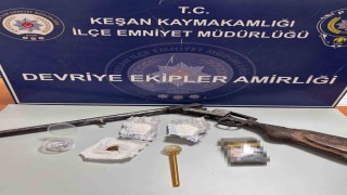 Keşanda polisin arama yaptığı araçta uyuşturucu ve ruhsatsız tüfek ele geçirildi