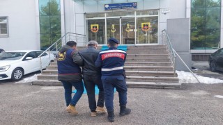 Kesinleşmiş 25 yıl cezayla aranan şüpheliyi jandarma yakaladı