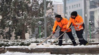 Kırıkkalede kar yağışı sonrası kaldırımlar temizleniyor